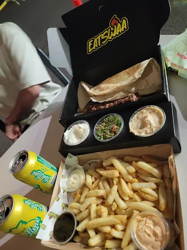 Feast box with skewers, chips and drinks